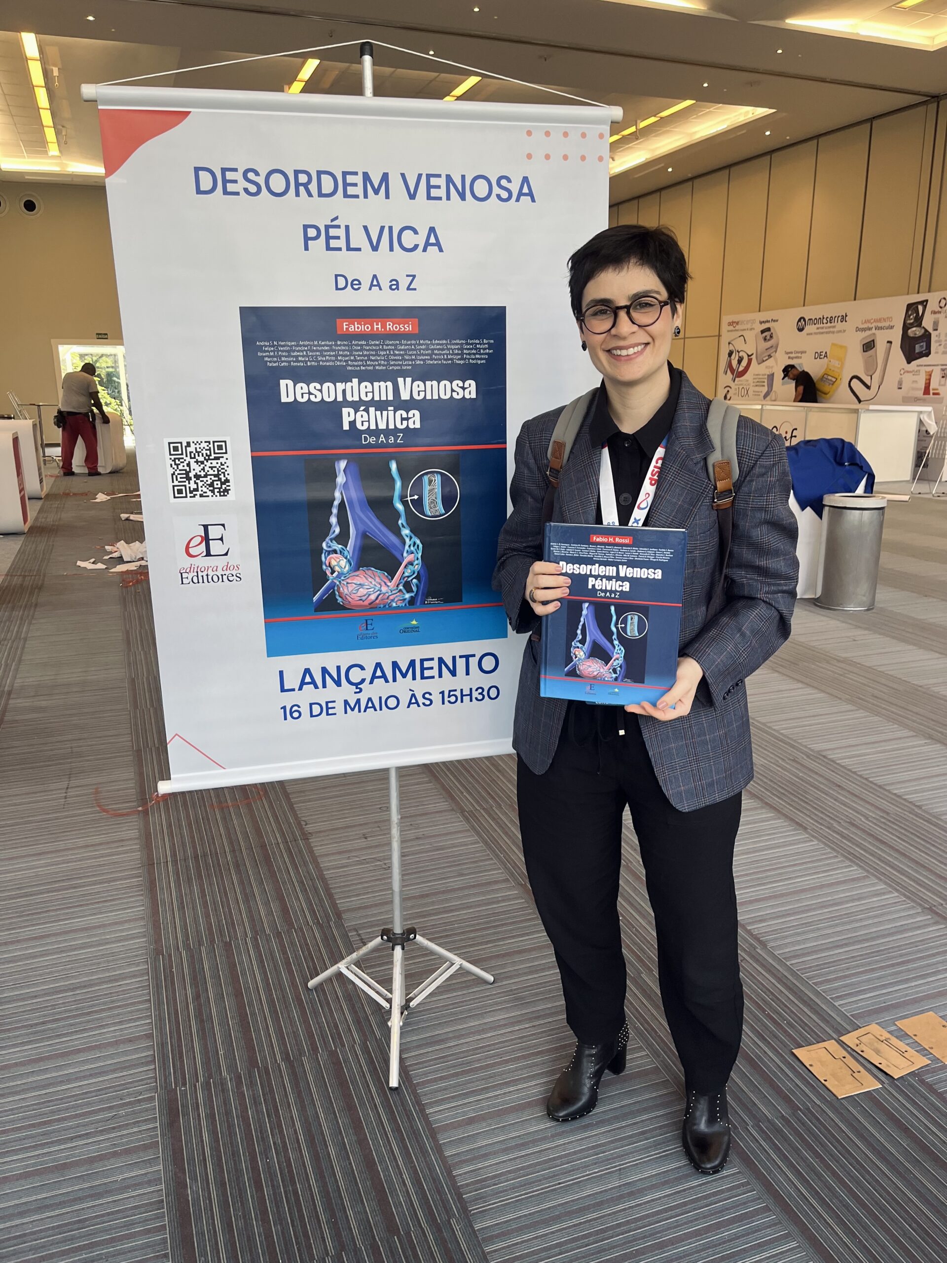 Joana Storino segurando o livro Desordens Venosas Pélvicas de A a Z