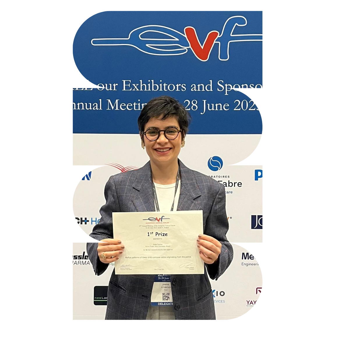 Joana Storino recebendo prêmio no European Venous Forum 2025